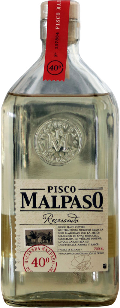 Flasche Pisco MalPaso Reservado mit rotem Siegelband und leicht goldgelbem Inhalt, 700 ml, aus dem Limarí-Tal in Chile