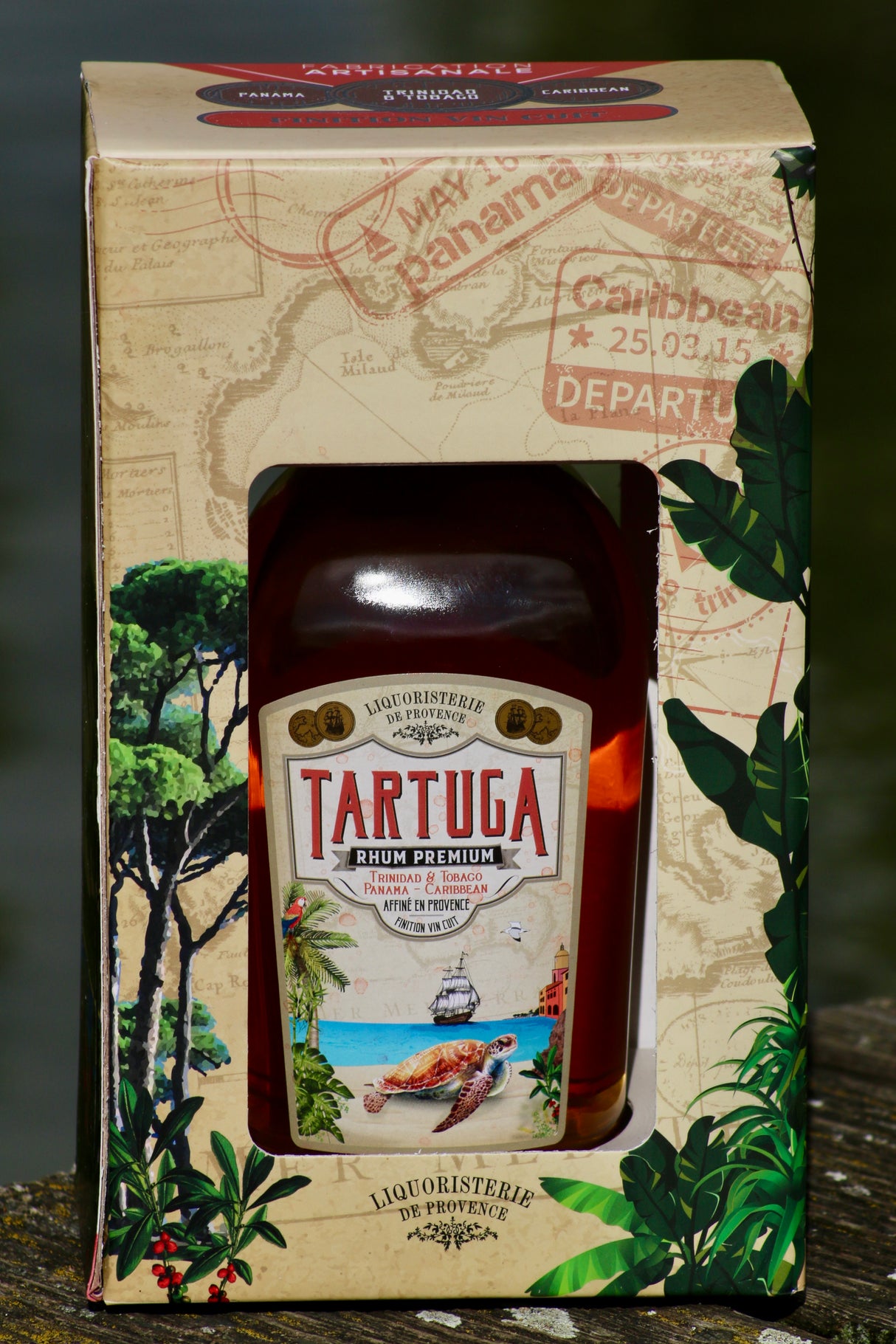 Tartuga Rumflasche in illustrierter Geschenkbox mit Landschaftsmotiven und Panama-Stempeln