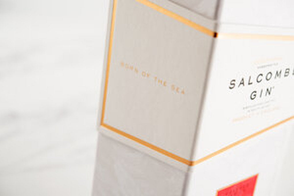 Detailaufnahme der Geschenkbox von Salcombe Gin Daring mit goldener Beschriftung "Born of the Sea" und elegantem Design.