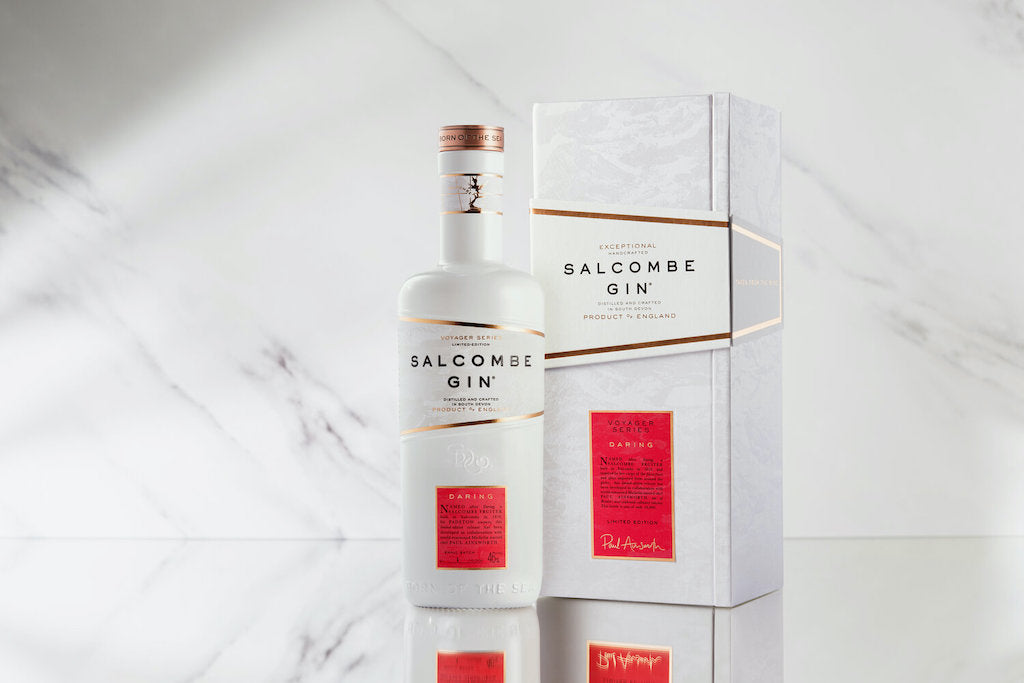 Salcombe Gin Daring, weiße Flasche mit rotem Etikett und eigener luxuriöser Geschenkbox, Teil der Voyager Series, hergestellt in England.