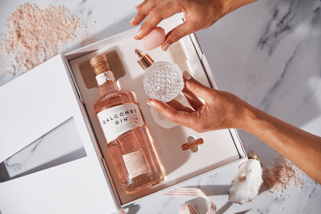 Salcombe Gin Geschenkset mit Rosé Sainte Marie Gin und Seamist Liquid Garnish, stilvoll arrangiert mit maritimen Details.
