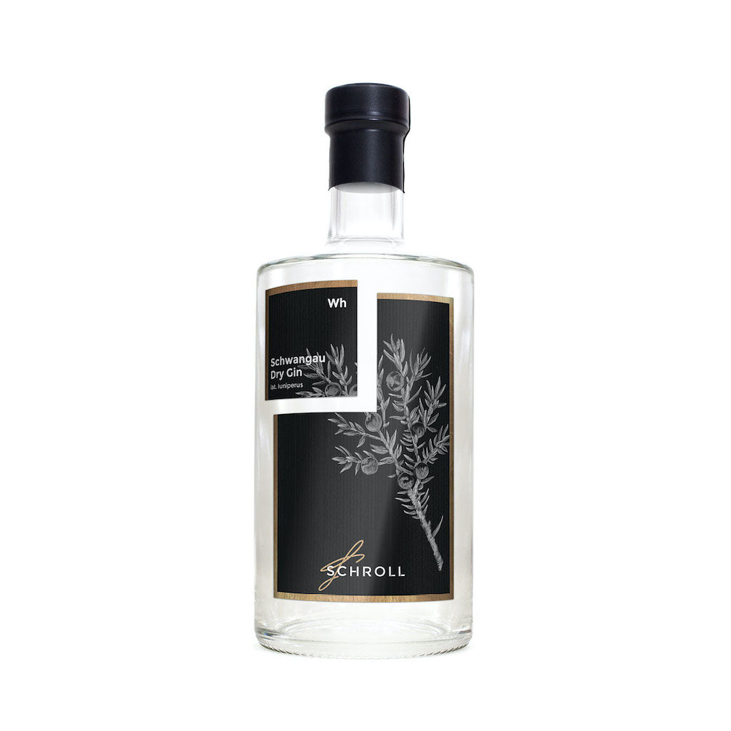 Schwangau Dry Gin, klare Flasche mit schwarzem Etikett, verziert mit Wacholderzweig und goldenem Schriftzug der Brennerei Schroll.