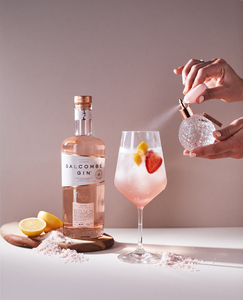 Salcombe Rosé Sainte Marie Gin mit Seamist Liquid Garnish, präsentiert mit einem frischen Cocktail mit Früchten und maritimen Akzenten.