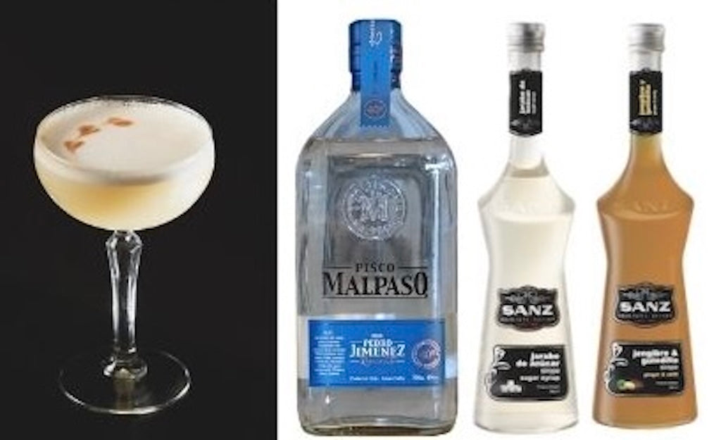 Spicy Pisco Sour im Cocktailglas, daneben Pisco MalPaso Pedro Jimenez, weißer Zuckersirup und Ingwer-Chili-Sirup von Sanz.