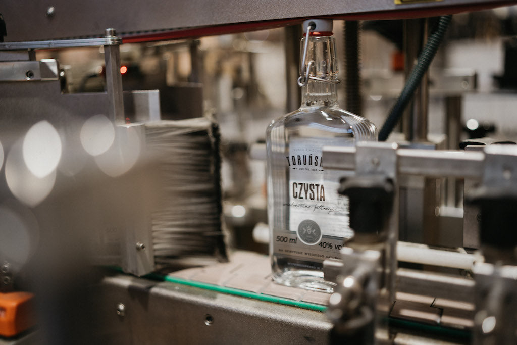 Wodka Toruńska Czysta 40% vol. auf dem Fließband in der Abfüllanlage der polnischen Destillerie in Toruń.