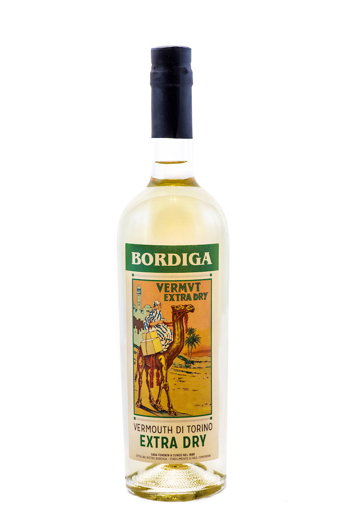 Flasche Bordiga Vermouth di Torino Extra Dry, Etikett mit Kamelmotiv und Wüstenlandschaft, italienischer Vermouth.