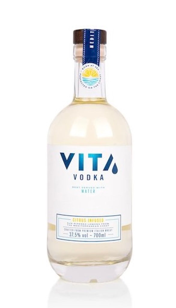 VITA Vodka Citrus Infused in transparenter Flasche mit weißem Etikett, blauen Akzenten und Holzverschluss, 700 ml.