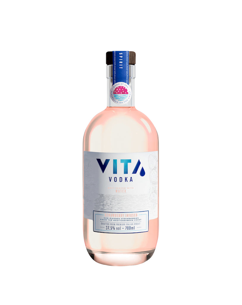 Vita Erdbeer Vodka in klarer Flasche mit rosa Färbung und blauem Etikett vor weißem Hintergrund