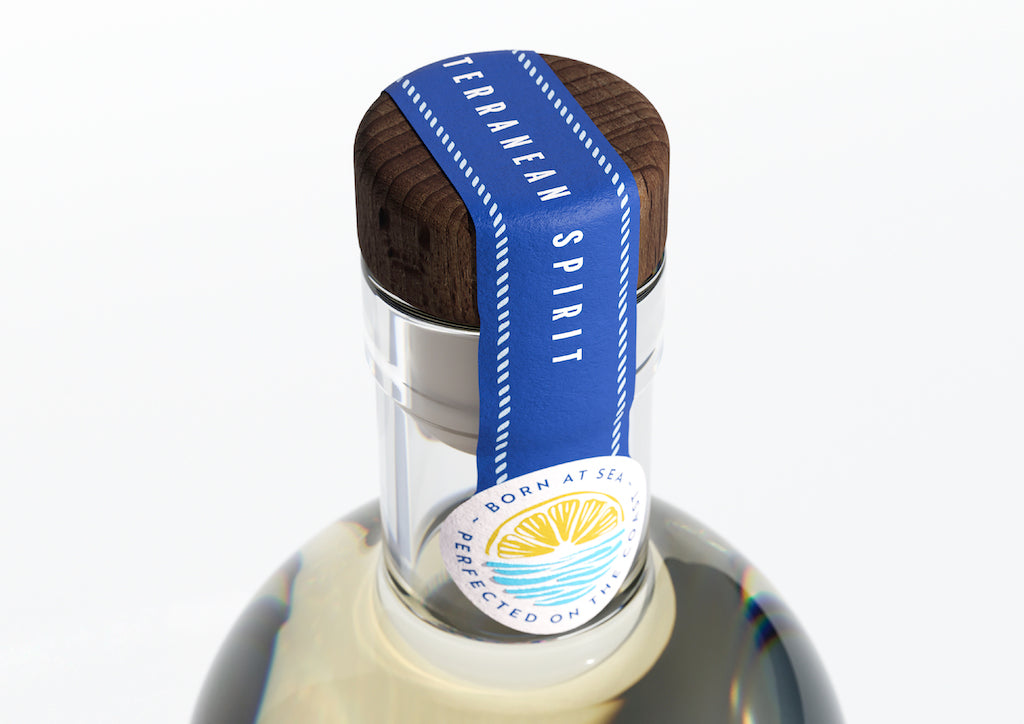 Nahaufnahme des Holzverschlusses einer VITA Vodka Flasche mit blauem Siegelband und mediterranem Design.