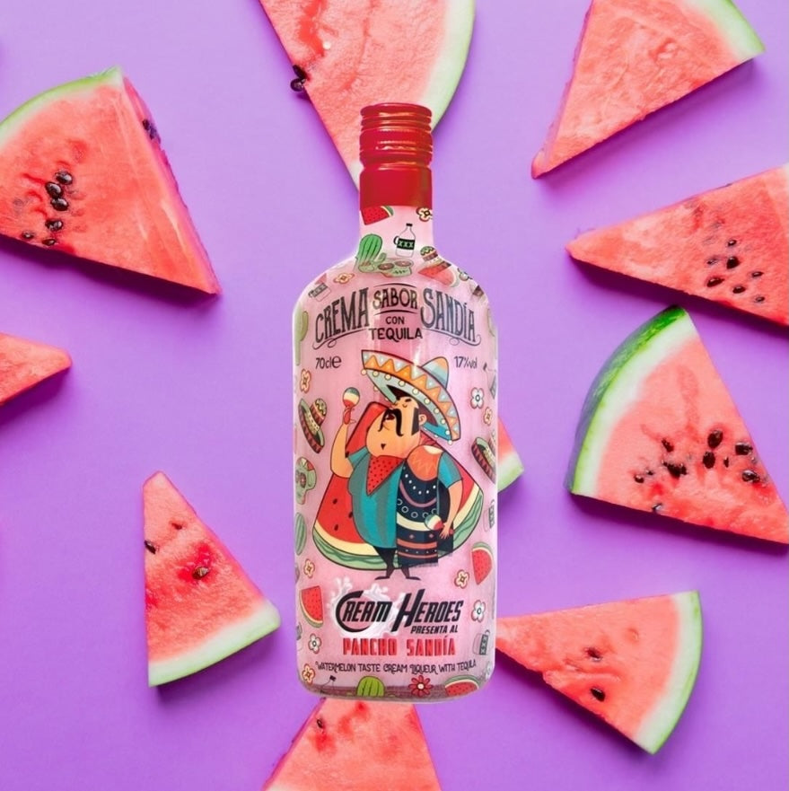 Pancho Sandia Likörflasche mit Wassermelonenstücken auf lilafarbenem Hintergrund arrangiert.