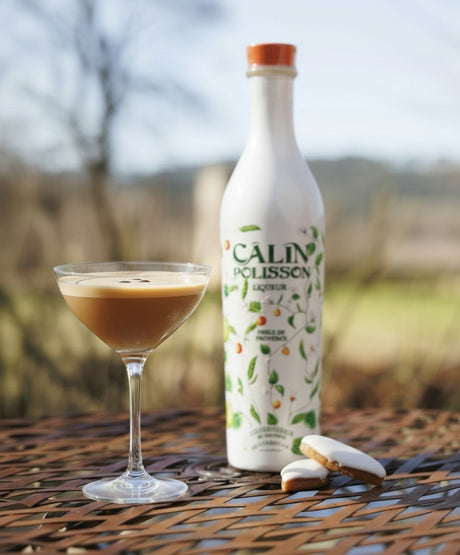 Calin Espresso Cocktail im Martini Glas neben Flasche Calin Polisson veganer Cremelikör.