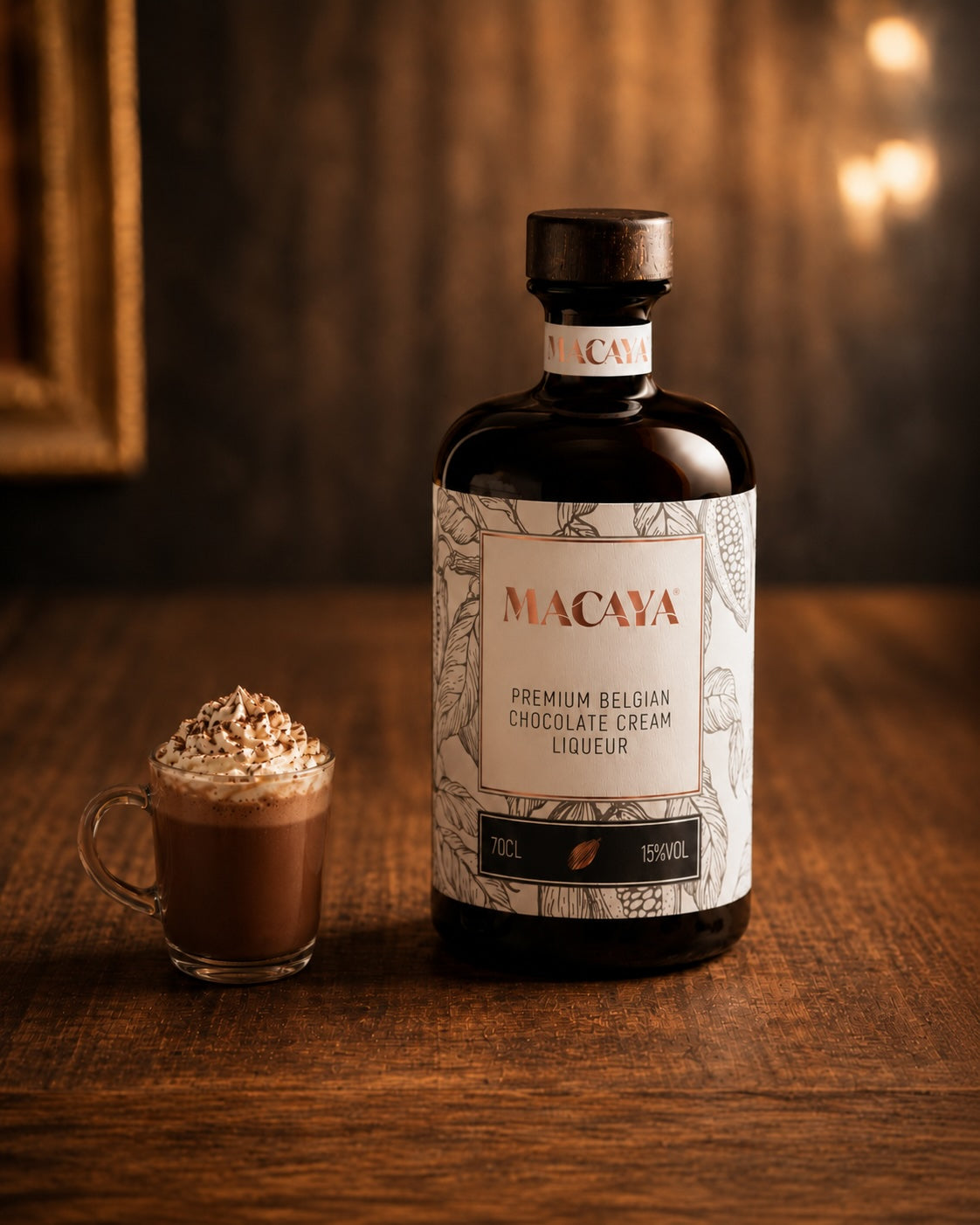 Macaya Schokoladenlikör Flasche mit kleinem Schoko Kaffee Getränk auf Holztisch vor warmem Hintergrund