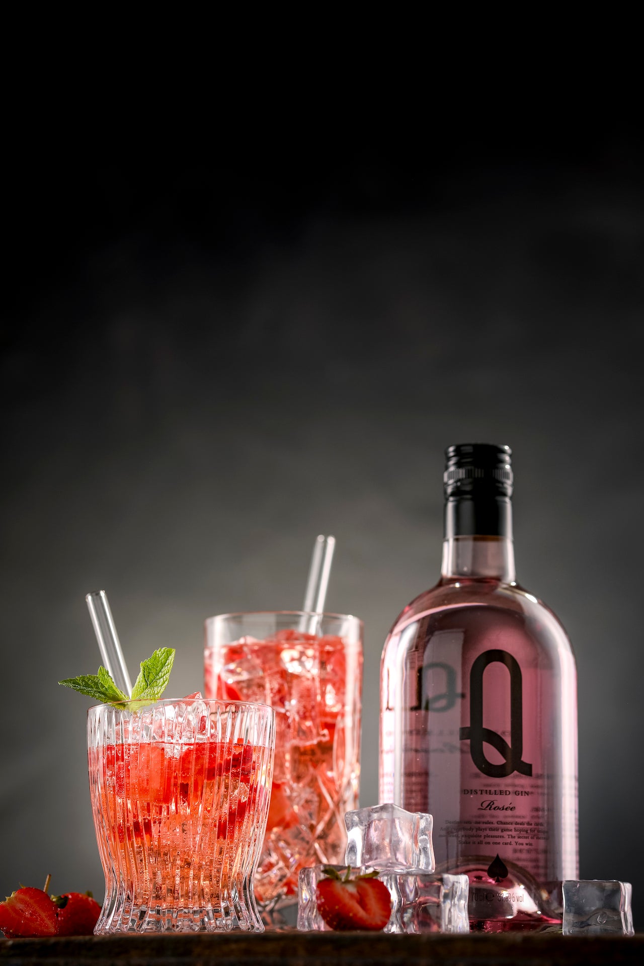 Erdbeer Gin-Tonic - Eleganter Aperitif mit frischen Erdbeeren - Happy ... Erdbeer Gin-Tonic - Eleganter Aperitif mit frischen Erdbeeren - Happy ...