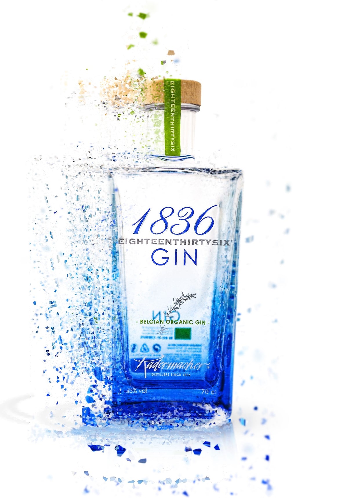 Flasche 1836 Belgian Organic Gin von Radermacher vor weißem Hintergrund mit blauem, aufgelöstem Effekt.