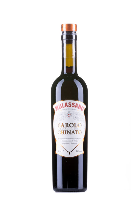 Mulassano Barolo Chinato Flasche mit weißem Etikett und orangefarbenem Verschluss auf weißem Hintergrund