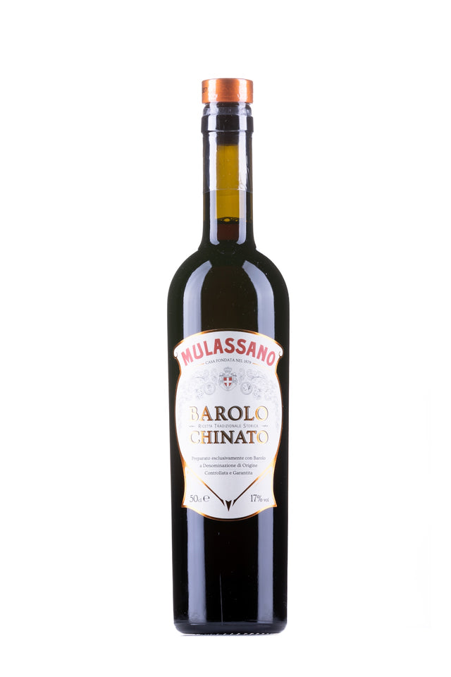 Mulassano Barolo Chinato Flasche mit weißem Etikett und orangefarbenem Verschluss auf weißem Hintergrund