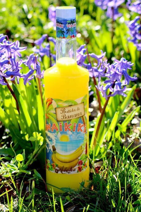 Batida de Banana "Waikiki" mit Frühlingsblumen