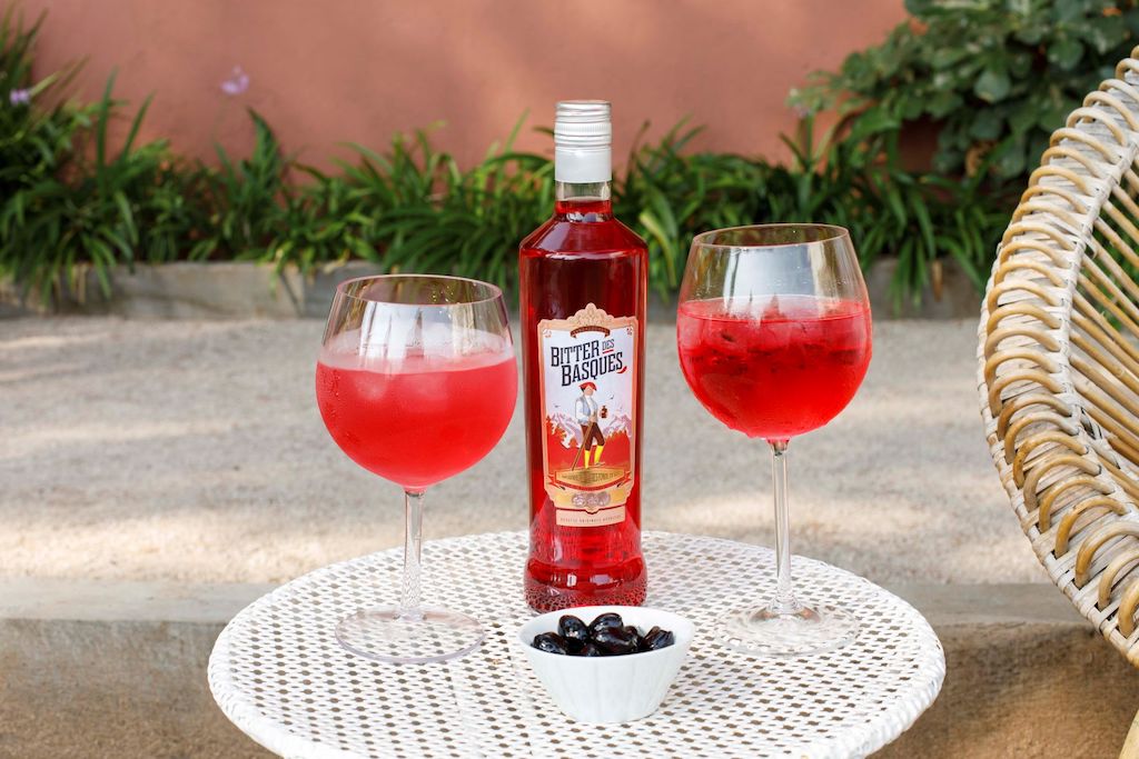 Bitter des Basques Spritz mit Oliven_©AndranedeBarry-5607