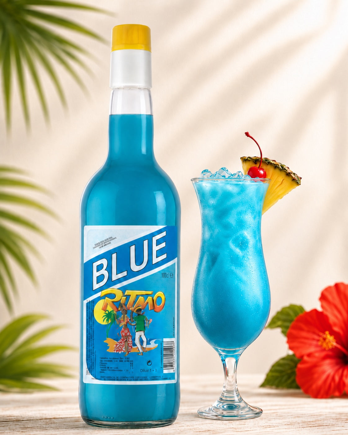 Flasche Ritmo Blue neben einem blauen Blue Hawaiian Cocktail im Hurricane-Glas mit Ananas und Kirsche auf hellem Holzuntergrund.