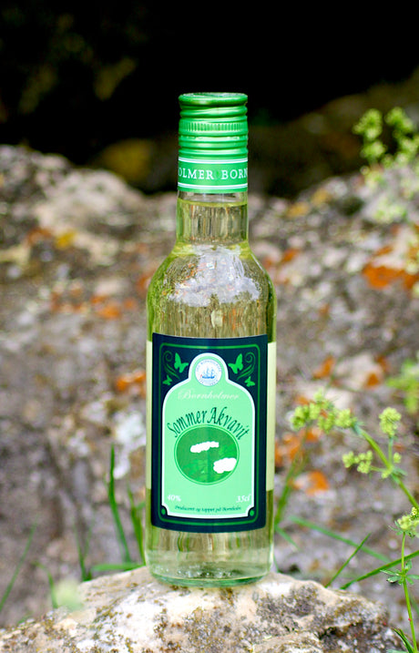 Bornholmer Sommer Akvavit 35cl auf Felsen, grünes Etikett, florales Design, 40% Vol.