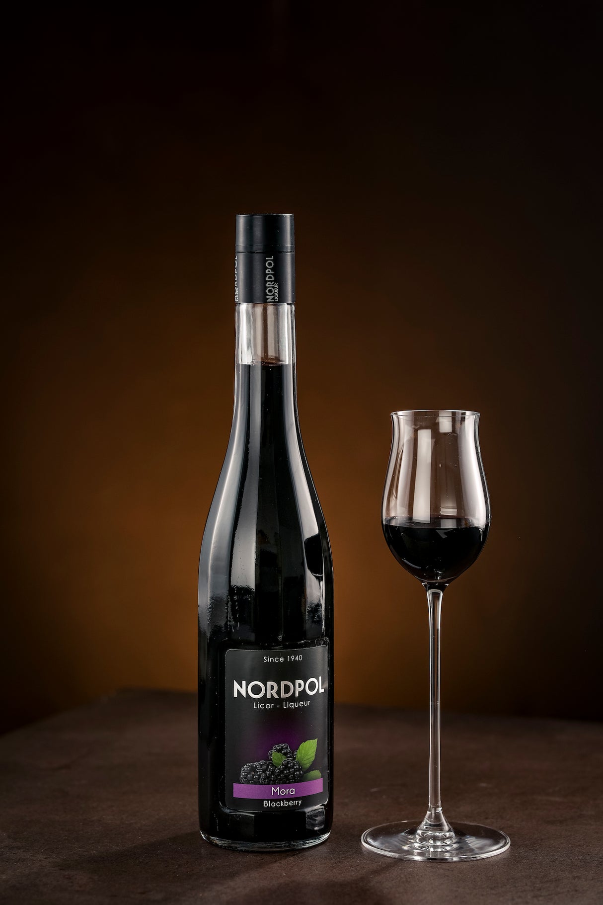 Brombeerlikör Mora Likör Nordpol mit Glas