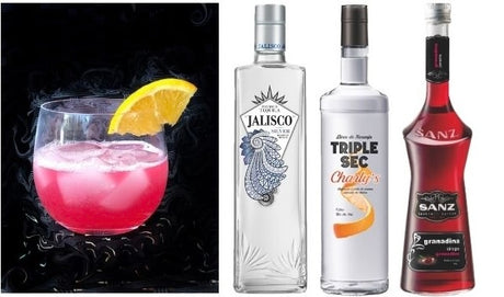 Chapala Cocktail in rosa Farbe neben Tequila Jalisco Silver, Triple Sec Charly’s und Grenadine Sirup Sanz.