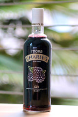 Charly's Mora alkoholfreies Brombeergetränk, 70 cl, schwarzes Etikett mit Brombeeren, 20% Fruchtgehalt, vor grünem Hintergrund.