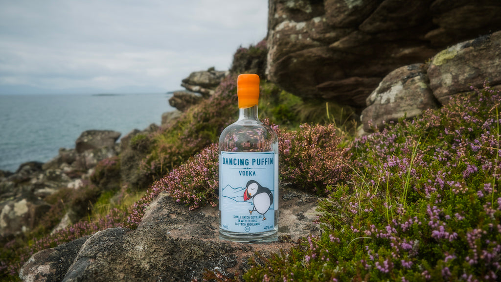 Dancing Puffin Wodka aus Schottland am Meer mit Blumen