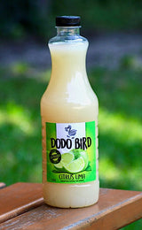 Flasche Dodo Bird Citrus Lima Limettenkonzentrat auf einem Holztisch im Grünen