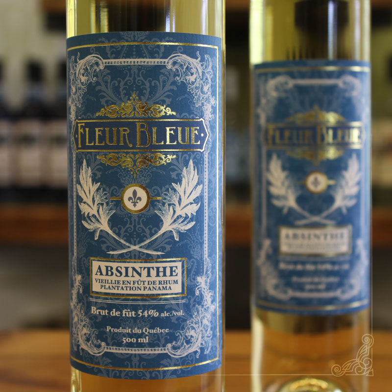 Fleur Bleue Absinth Flasche mit blauem Etikett, zweite Flasche unscharf im Hintergrund