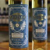 Fleur Bleue Absinth Flasche mit blauem Etikett, zweite Flasche unscharf im Hintergrund