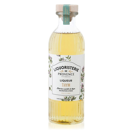 Fleur de Thym Thymianlikör der Liquoristerie de Provence in geriffelter Flasche mit Kräuteretikett und Holzkorken.