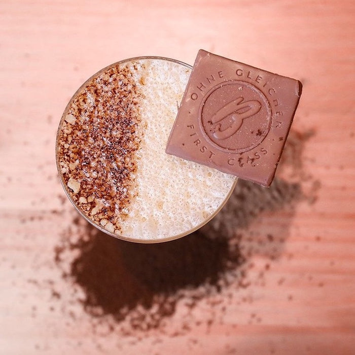 Obenansicht des Fresón Strawberry Espresso Cocktails mit Schokostück und gemahlenem Kaffee auf dem Rand.