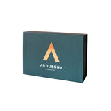 Türkise Arduenna Geschenkbox mit goldenem Logo auf hellem Hintergrund, verschlossene Ansicht der Verpackung.