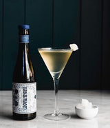 Giovannoni Vermouth Seco Flasche auf Marmortisch mit Martini-Cocktail