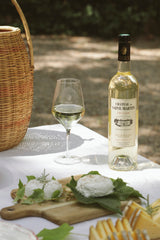 Château de St Martin Grande Réserve Blanc Weißwein mit Glas auf Tisch, serviert mit Käse und Brot