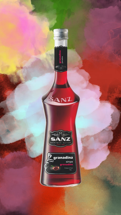 Flasche Sanz Grenadine Sirup mit Granatapfelabbildung vor farbigem Hintergrund in Rot-, Grün- und Violetttönen.