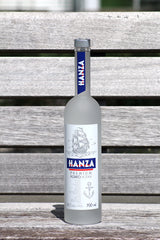 Hanza Premium Kartoffel Vodka Flasche, 700 ml, auf einer Holzbank