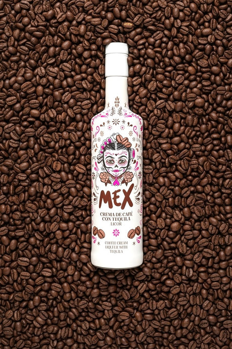 MEX Crema de Café con Tequila Likör Flasche mit Catrina-Etikett, liegend auf gerösteten Kaffeebohnen.