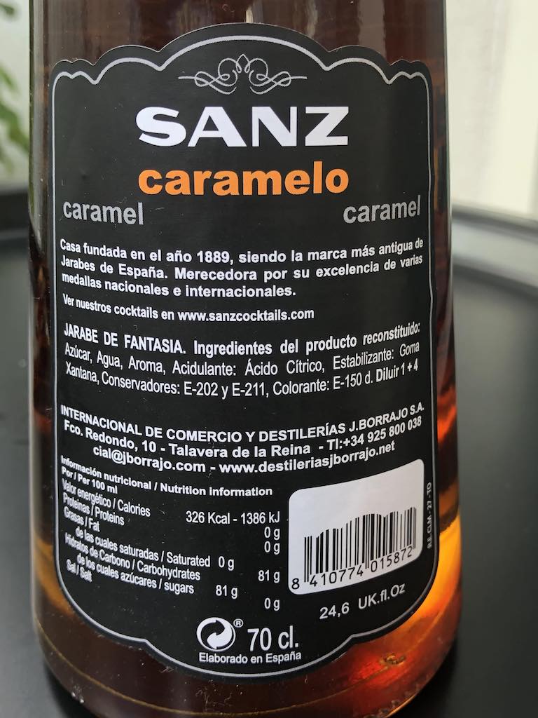 Rückseite des Sanz Karamellsirup 700 ml Etiketts mit Zutatenliste, Nährwertangaben, Herstellerinformationen und Barcode.