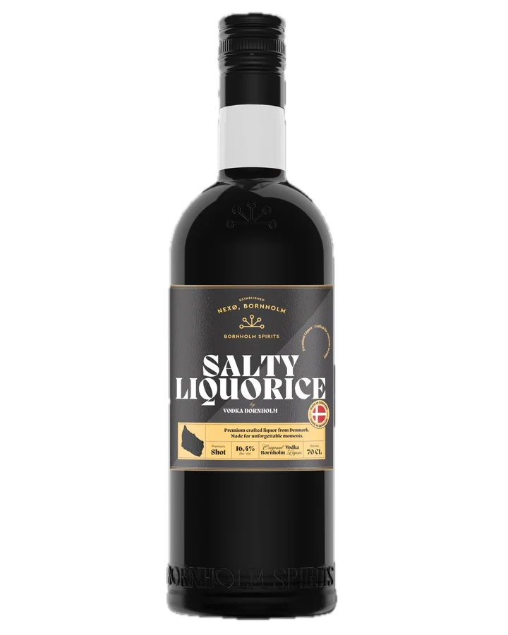Schwarze Bornholm-Salty-Liquorice-Flasche mit gold-schwarzem Etikett und Schraubverschluss, frontal vor schwarzem Hintergrund.
