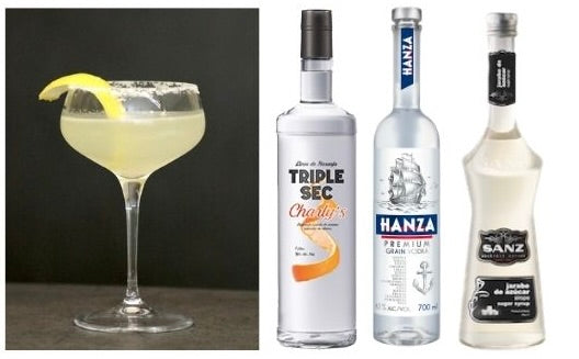 Lemon Drop Cocktail Set mit Vodka, Triple Sec und Zuckersirup neben Cocktail im Glas mit Zitronenzeste