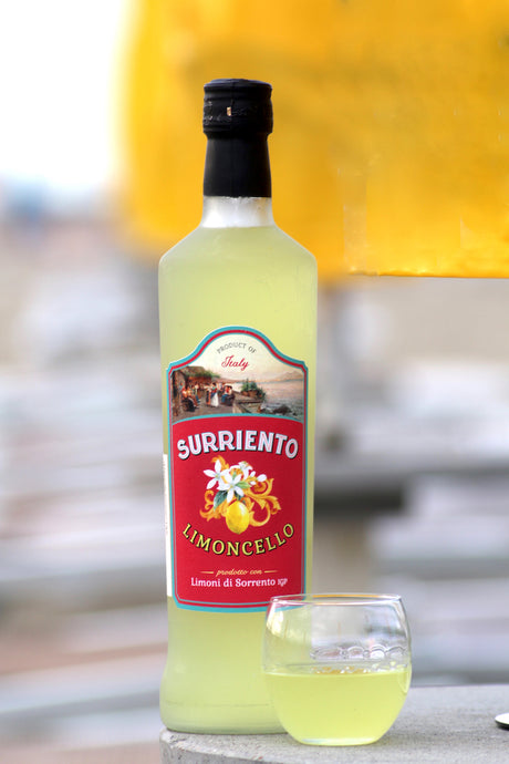 Limoncello Surriento LIkör am Strand in Italien