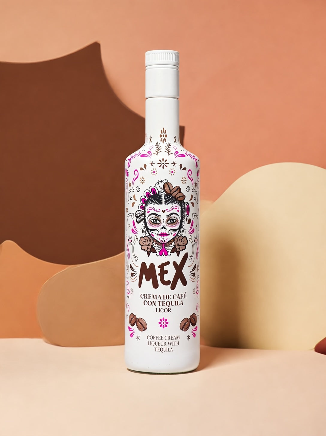 MEX Crema de Café con Tequila Likör Flasche mit Catrina-Etikett vor warmem, abstraktem Hintergrund in Beige- und Brauntönen.