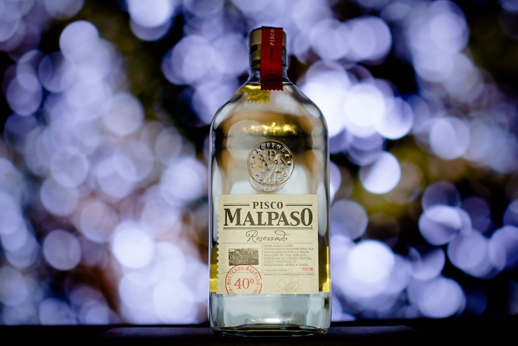 MalPaso Pisco Reservado Flasche vor Bokeh