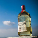 MalPaso Reservado Pisco Flasche vor Himmel