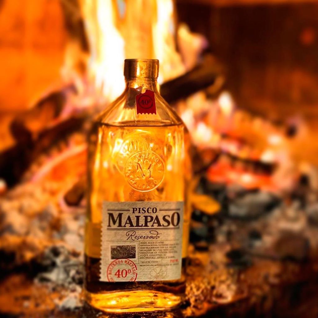 "MalPaso Reservado" Pisco_Flasche vor Lagerfeuer