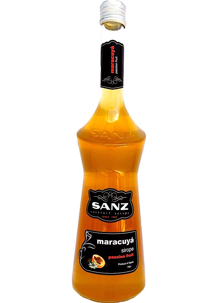 Flasche Sanz Maracuyá Sirup mit schwarzem Etikett, „maracuyá sirope passion fruit“ und silbernem Schraubverschluss.