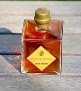 Flasche Eau de Vie de Marc Saint-Martin, mit goldfarbenem Etikett, von oben fotografiert auf einem Holztisch.