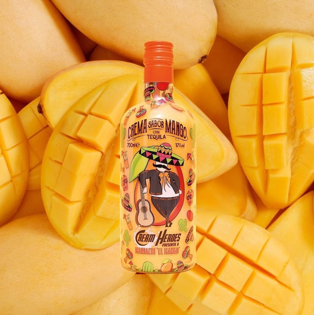 Flasche Mariachi El Mango Tequila-Likör auf einem Hintergrund mit geschnittenen Mangos, farbenfrohes Flaschendesign mit Mariachi.